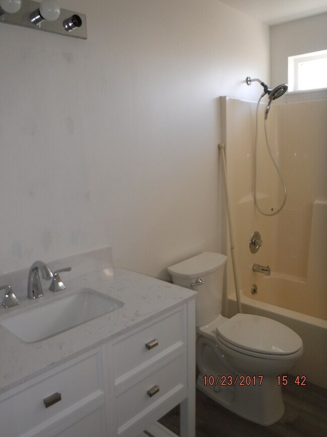 Building Photo - Centrally Located and Updated 3BD 2BA