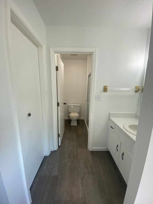 Building Photo - Spacious 2 Bedroom, 2 Bath Single-Story Home