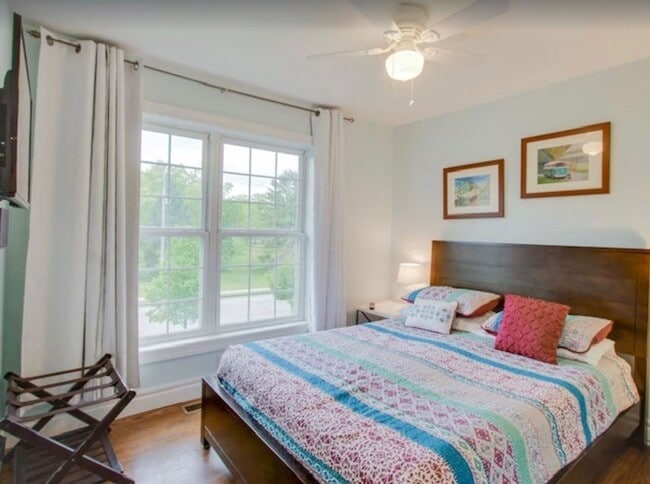 Building Photo - Move In Ready Winter Retreat in Downtown T...