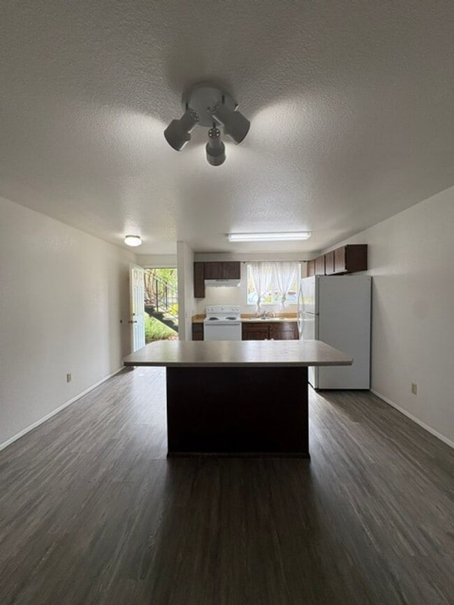 Building Photo - 680 D St