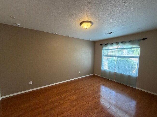 Building Photo - 3 Bedroom Single Story Home Available Near Dellyne Ave NW & Unser Blvd NW!