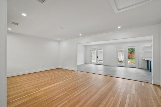 Building Photo - 312 W 31st St