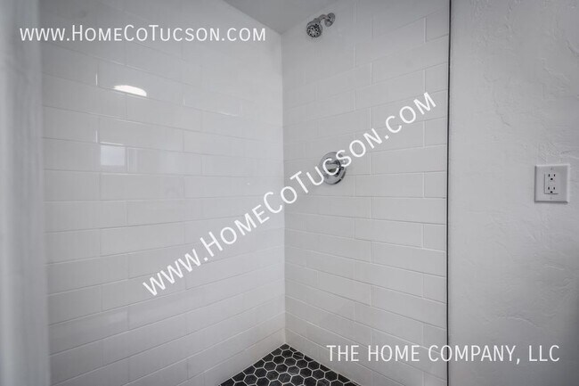 Building Photo - 940 E Florita St