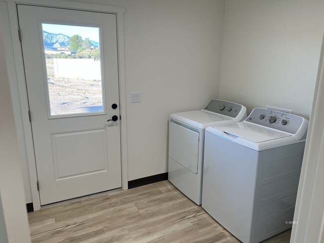 Building Photo - 172 Plex Cir