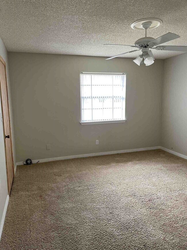 Building Photo - 12081 Longwood Dr