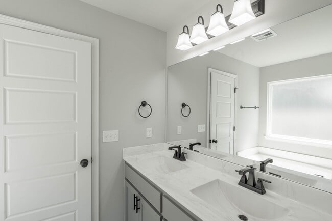 Building Photo - 3 Bed | 2 Bath in Broken Arrow!