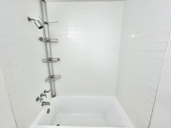 Building Photo - Spacious and recently remodeled 2 bedroom 1 bathroom duplex!