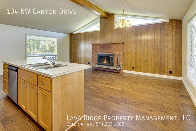 Building Photo - 134 NW Canyon Dr