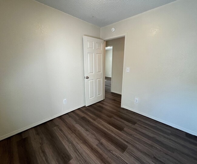 Building Photo - 3 Bedroom duplex!!