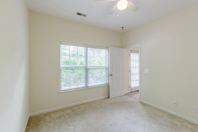 Building Photo - Spacious Townhome in Greensboro NC