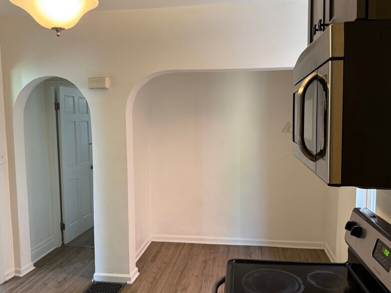 Building Photo - 836 Collins St