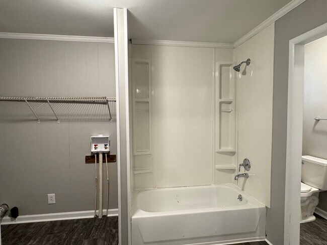 Building Photo - Excellent location! Just Remodeled 2 Bed/1...