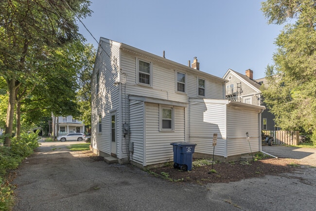 Building Photo - 909 E Ann St