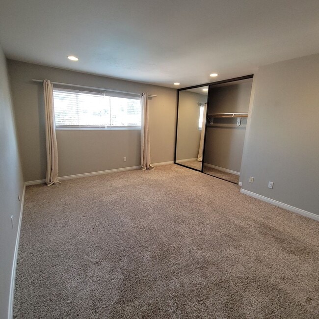 Building Photo - Live and Love this Coastal Condo in Del Ma...