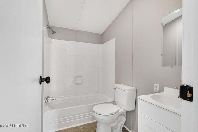 Building Photo - 185 Paradise Ln