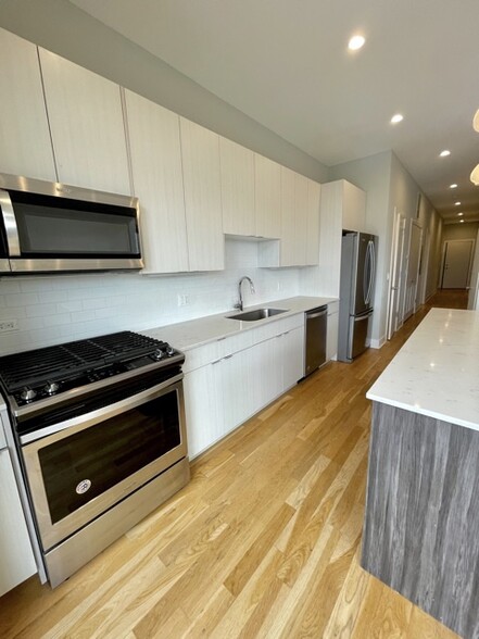 Building Photo - 4555 N Ravenswood Ave