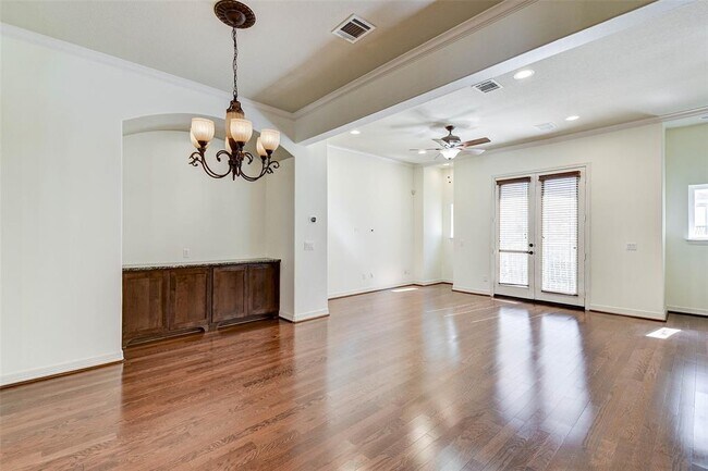 Building Photo - 5714 Venice St