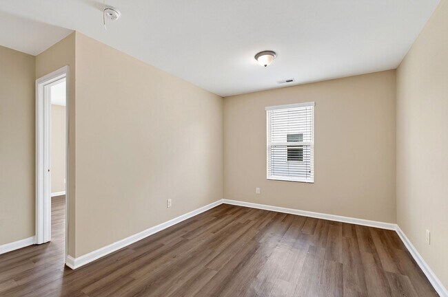 Building Photo - 4490 Middletown Dr