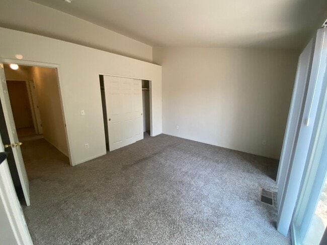 Building Photo - Charming 3 Bedroom