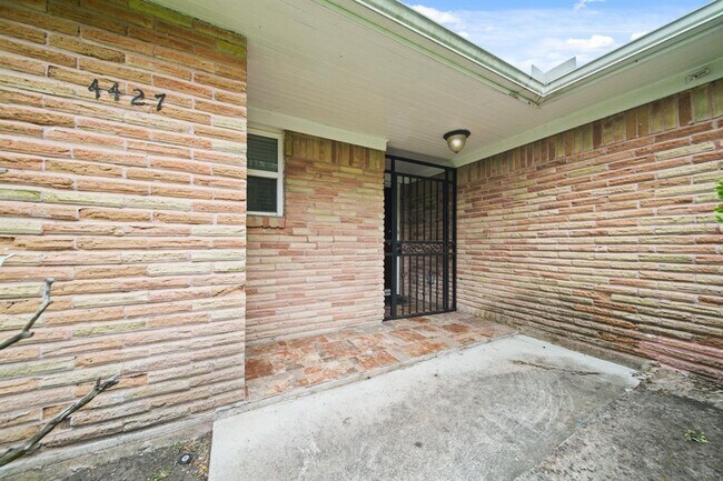 Building Photo - 4427 Sarong Dr
