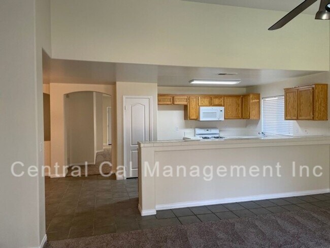 Building Photo - 5 Bedroom, 2 Bath Home in Desired Northwest - $2895 Per Month!