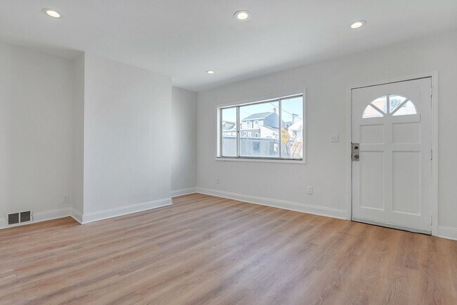 Building Photo - Updated 2 Bed, 1.5 Bath Home in Bloomfield...