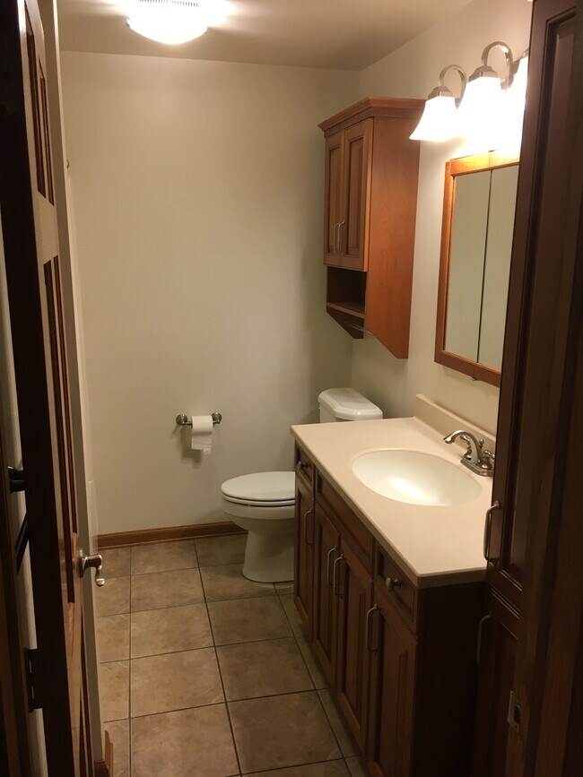 1st Floor Bath - 921 N Wingra Dr