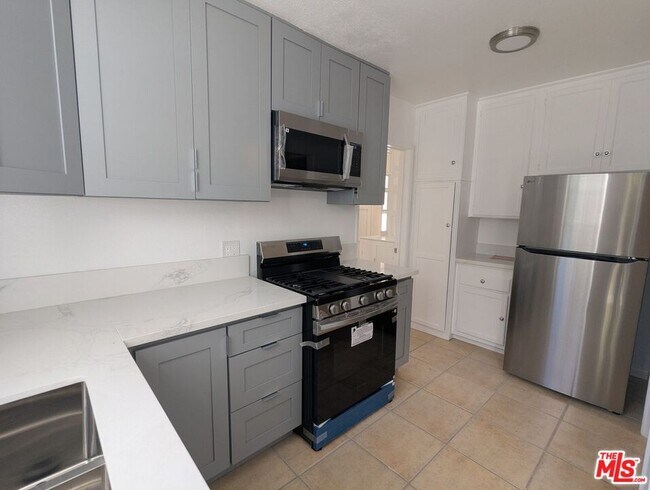 Building Photo - 6208 S Fairfax Ave