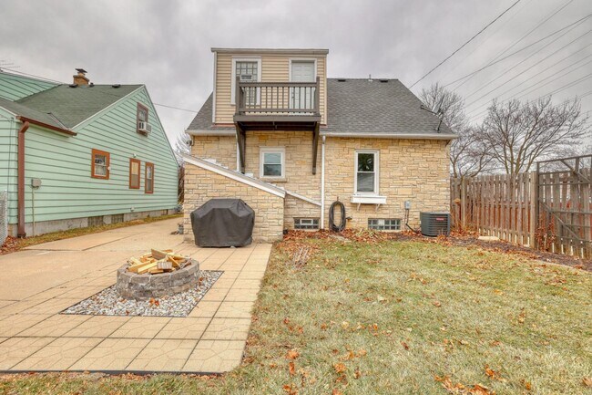 Building Photo - 122 S 77th St