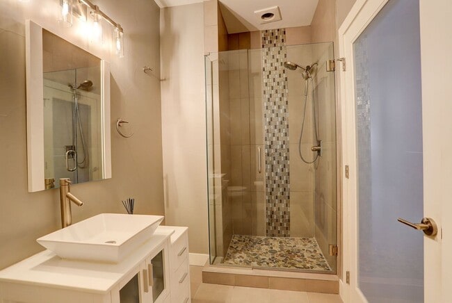 Building Photo - 4 Bedroom 3 Bath With Tons of Character Ne...