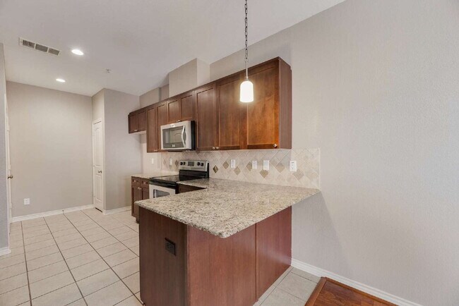 Building Photo - Dog friendly 3-2.5-2 Townhome in the heart of Plano!