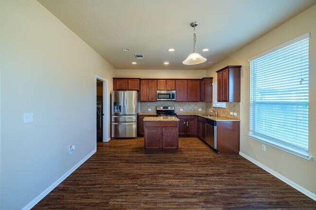 Building Photo - 402 Zenith Rd