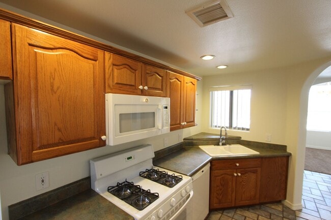 Building Photo - Light-Filled 2 Bed / 2 Bath Condo | 1,104 Sq Ft | Fireplace | Private Balcony