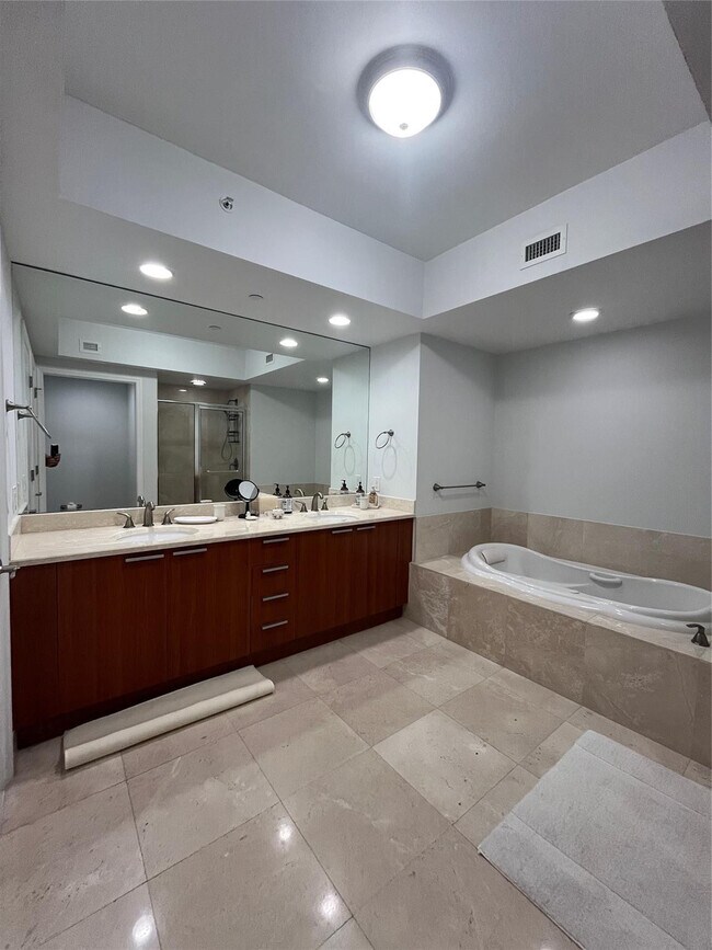 Building Photo - 2650 Lake Shore Dr