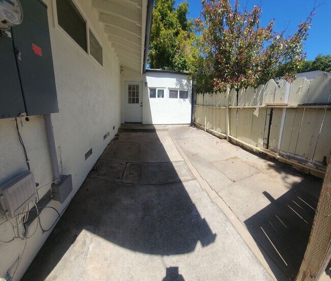 Building Photo - 7 Bedroom 3 bath home close to POLY!!!!