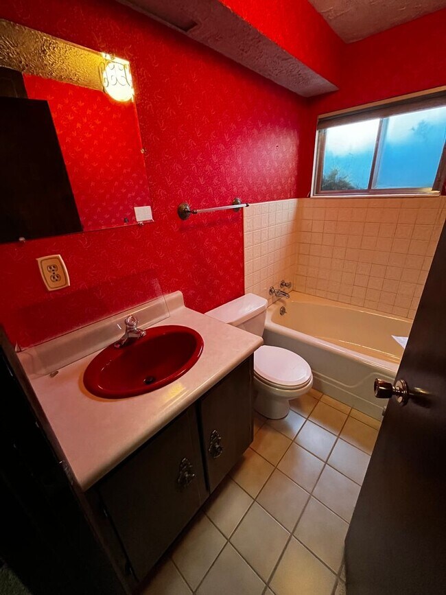 Building Photo - Beautiful 6 Bedroom/4 Bathroom in Centerville
