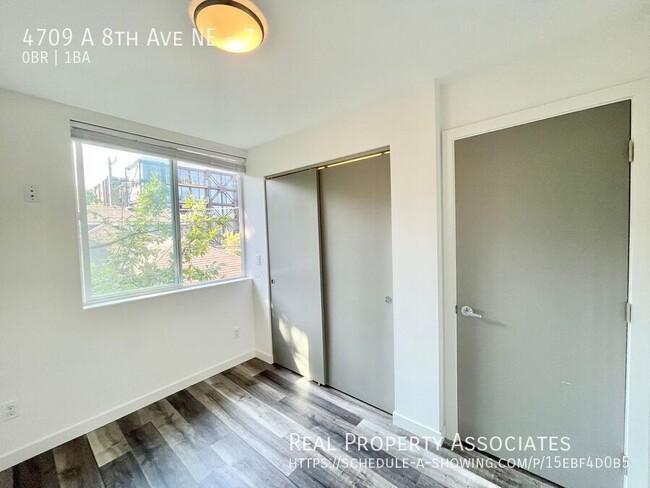 Building Photo - Modern Townhome with ROOMS Available in Un...