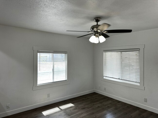 Building Photo - 1532 N Calaveras St