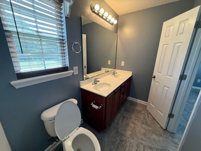 Building Photo - 3 bedroom, 2 bath House