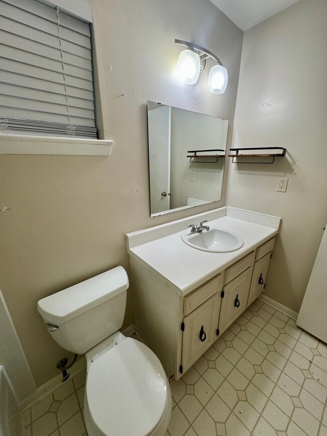 Building Photo - Modern Comfort & Convenience – 4BR/2.5BA i...