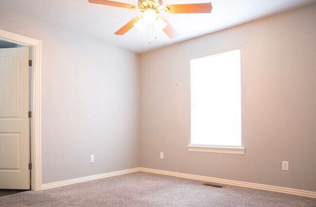 Building Photo - FREE 55" TV or 28" BLACKSTONE WITH SIGNED LEASE!! 4B/4.5B