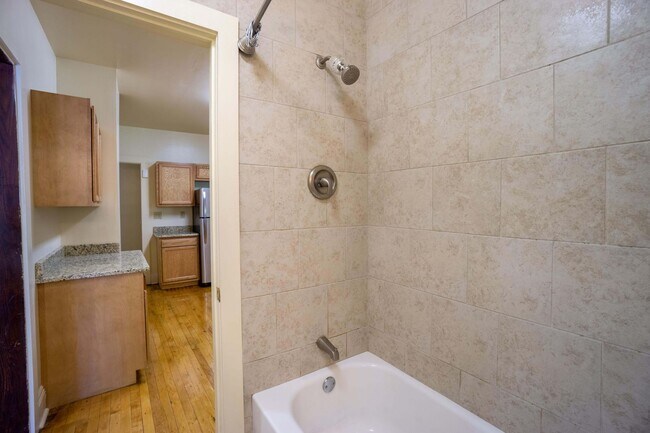 Building Photo - Newly Renovated First Floor Flat - Close T...