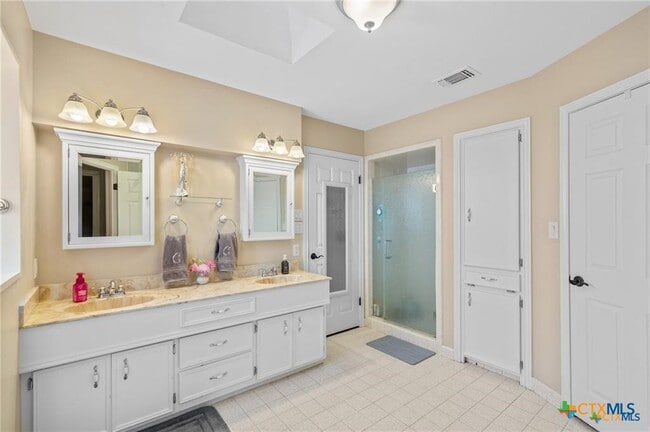Building Photo - 6037 Country Club Dr