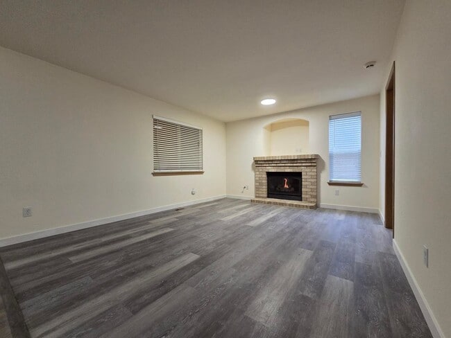 Building Photo - Beautifully updated home!