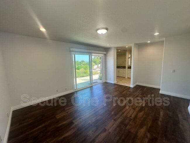 Building Photo - 637 Lynwood St