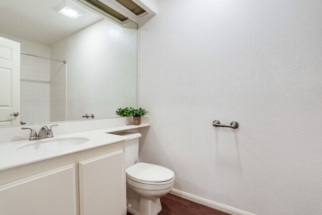 Building Photo - 3 bed, 2 bath Single Family Home in North ...