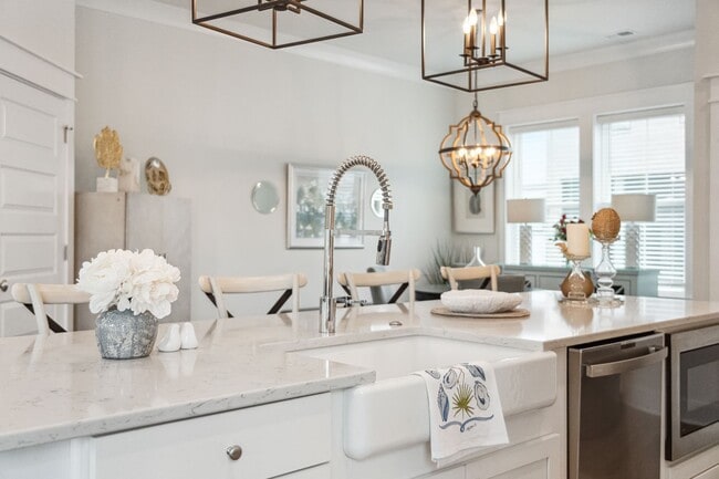 Building Photo - 3/3.5 End-Unit Townhome in Midtown Mt. Pleasant!