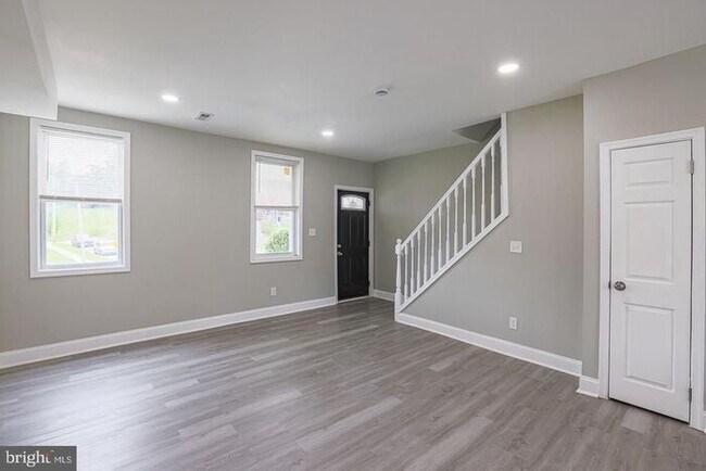 Building Photo - 4 Bedroom Beautiful Home