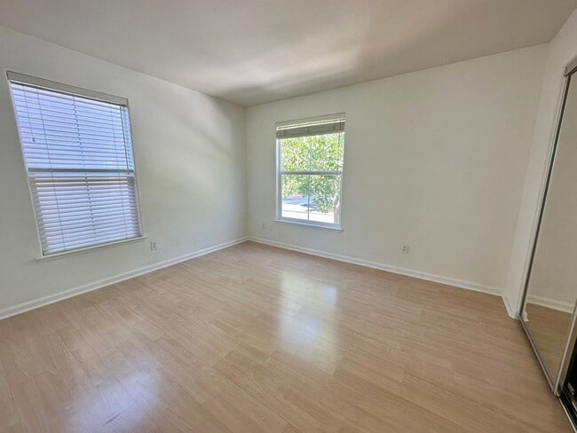 Building Photo - Hamilton 3+bd/2.5bth Townhome w/Den