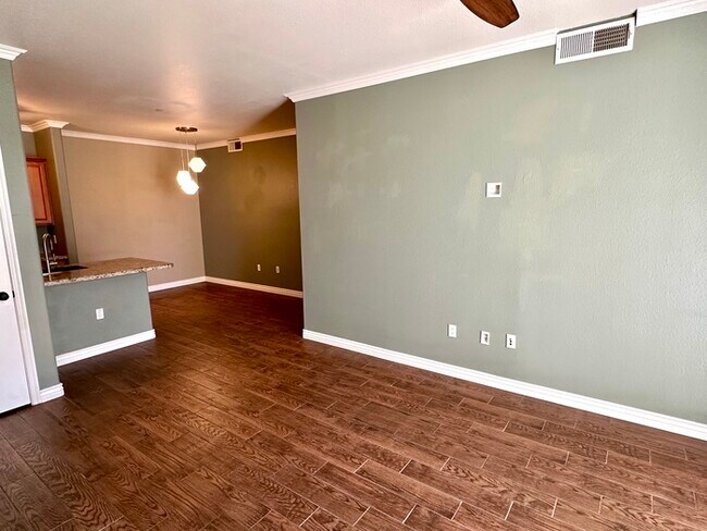 Building Photo - Fantastic Brick Commons condo in ideal loc...